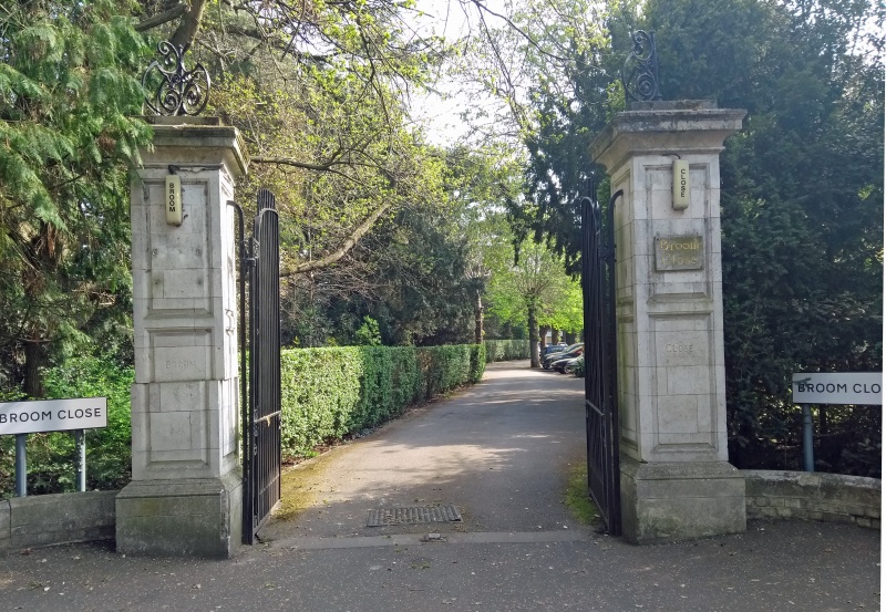 File:Broom Close gate piers a.jpg