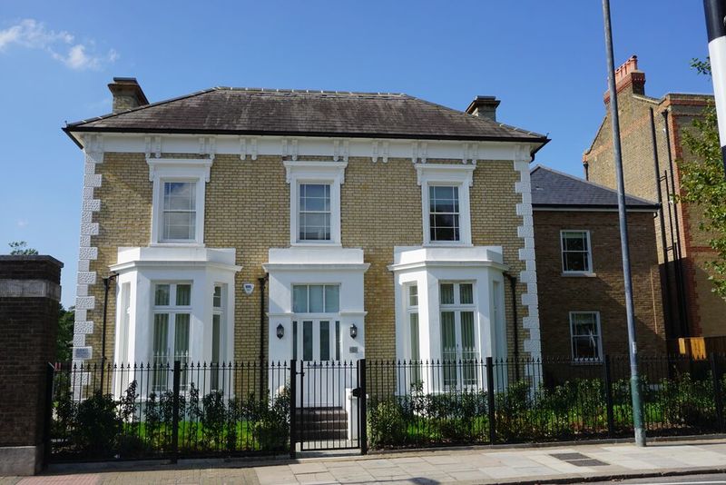File:Elm Lodge.jpg